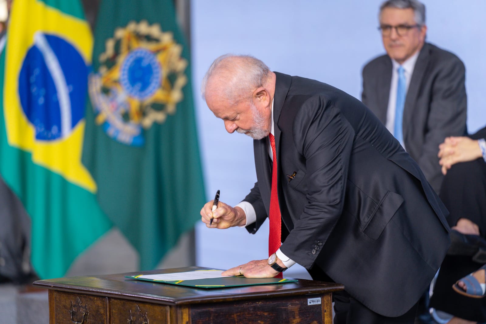 Presidente Lula sanciona lei que transforma agentes comunitários em  profissionais de saúde - Gira BA