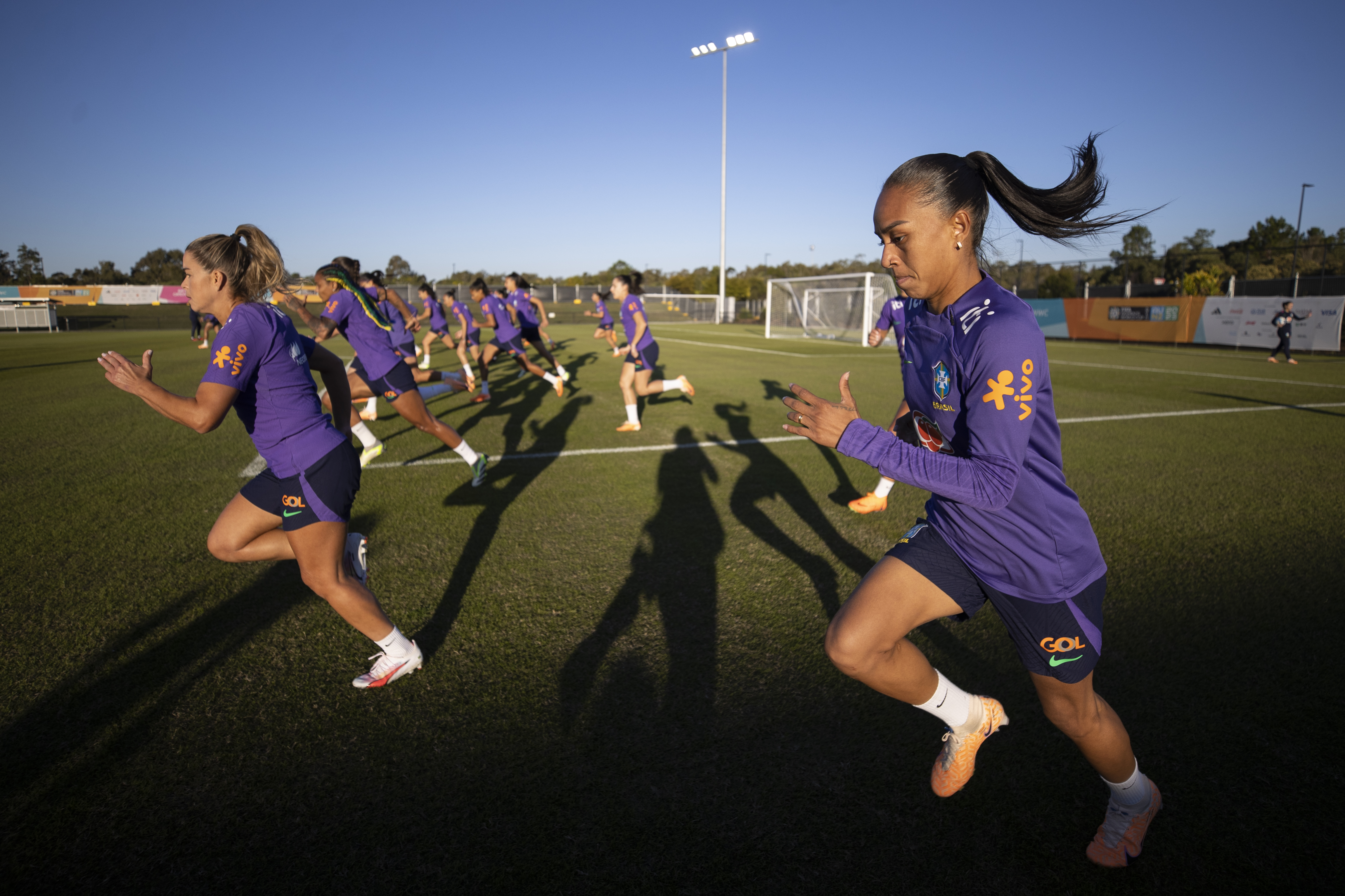 Em meio a treinos, seleção feminina faz foto oficial da Copa do