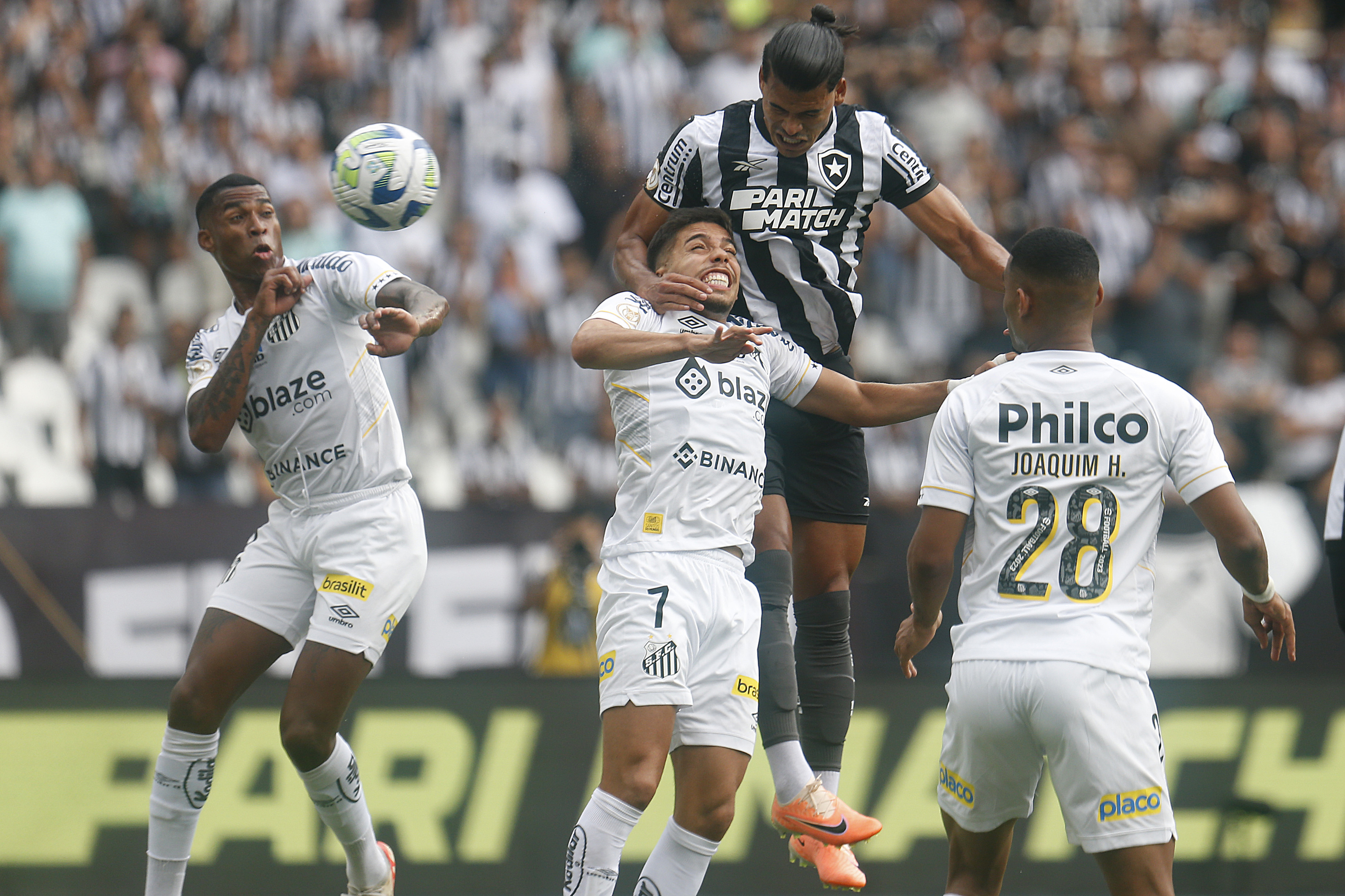 Santos arrranca empate com Botafogo, que chega a 8 jogos sem